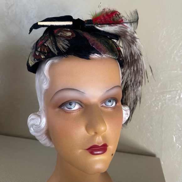 OUTSTANDING 1950's BLACK FELT PILLBOX - VELVETY LEAVES, VEILING & LARGE FEATHER - Picture 9 of 14
